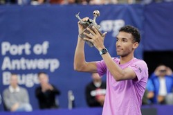 Auger-Aliassime nie zwalnia tempa. Triumf Kanadyjczyka w Antwerpii