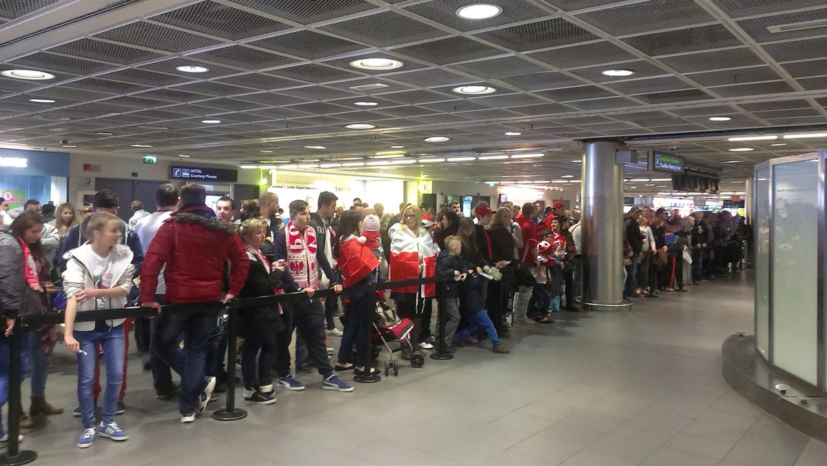 Kwadrans po godzinie 12:00 czasu miejscowego kadra Adama Nawałki wylądowała w Irlandii. Na lotnisku na Polaków czekało gorące powitanie. W niedzielę o godzinie 20:45 spotkanie w ramach eliminacji do Euro 2016.