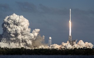 USA: Główny człon rakiety Falcon Heavy wpadł do wody