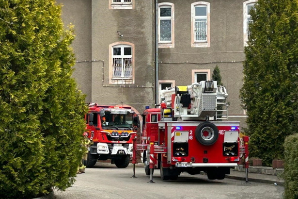 Straż pożarna podczas akcji gaszenia pożaru w Domu Pomocy Społecznej w Przytocku