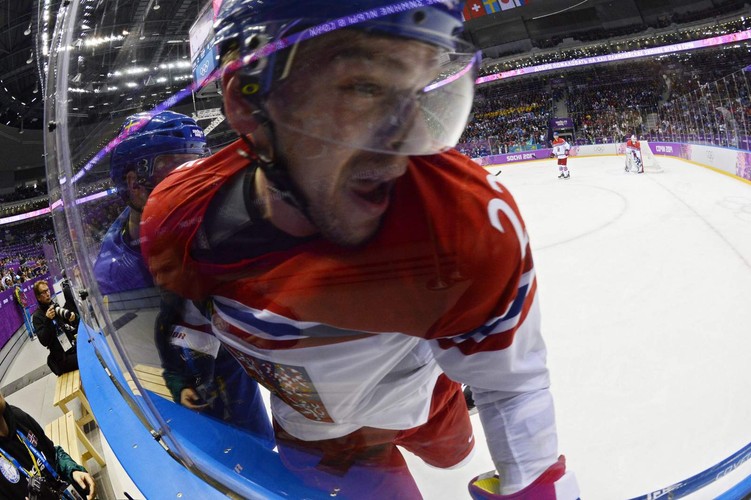 Czeski hokeista Zbynek Michalek podczas meczu ze Szwecją. Fot. EPA/LARRY W. SMITH