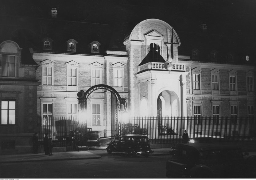 Gmach ambasady nocą, rok 1938.