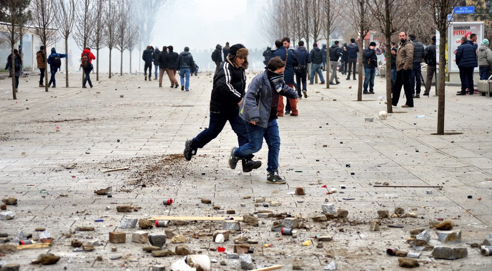 KOSOVO VIOLENT PROTEST (Police breaks up violent protest in Pristina )