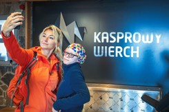 Martyna Wojciechowska zabrała swoją adoptowaną córkę w góry: Razem z Kabulą pozdrawiamy z Kasprowego Wierchu