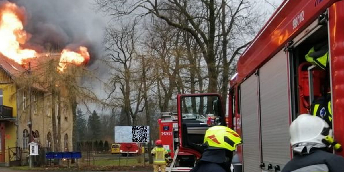 Pożar w Karpnikach. Uratowali z płonącego domu rodzinę i chomiki