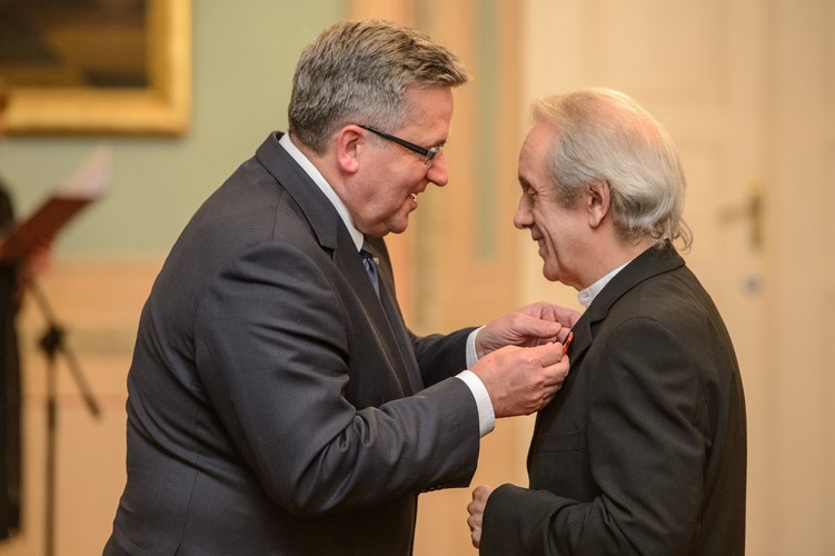 Prezydent Bronisław Komorowski odznacza perkusistę zespołu Tomasza Zeliszewskiego