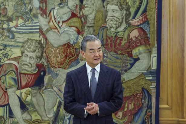 "Będziemy nadal odgrywać konstruktywną rolę w doprowadzeniu do szybkiego zakończenia wojny i przywrócenia pokoju" – przekonywał na forum Wang Yi.