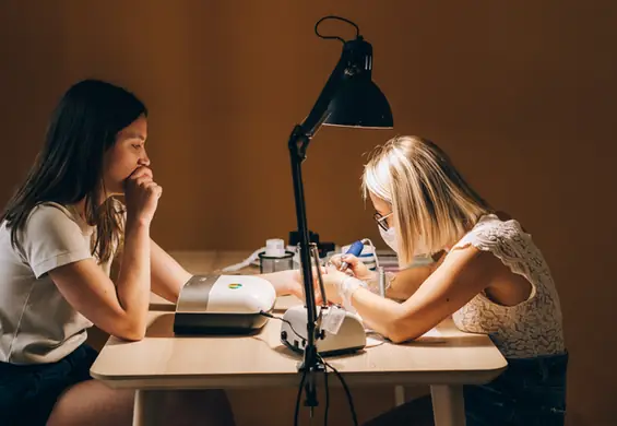 Niepokojące wieści dla fanek manicure hybrydowego. "Ryzyko rozwoju nowotworu"