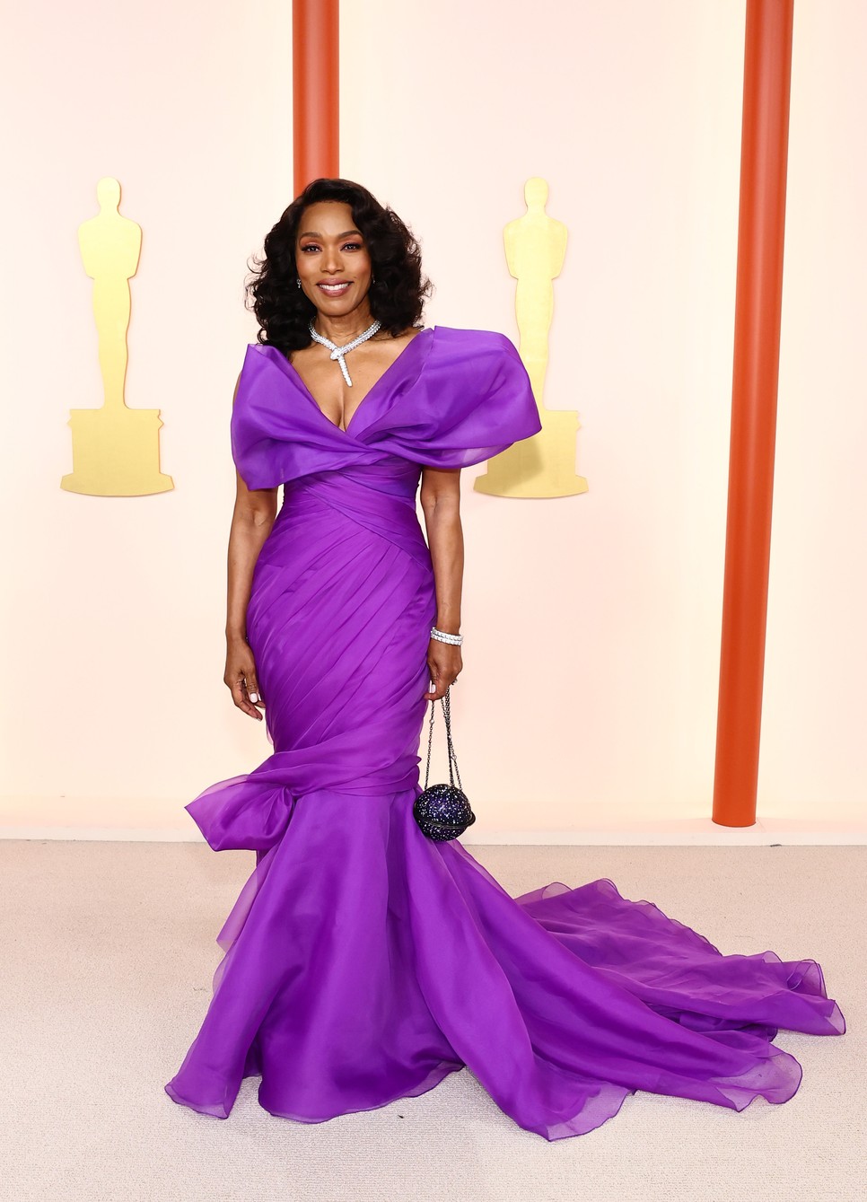 Angela Bassett bebizonyította, hogy a lila igenis ütős szín