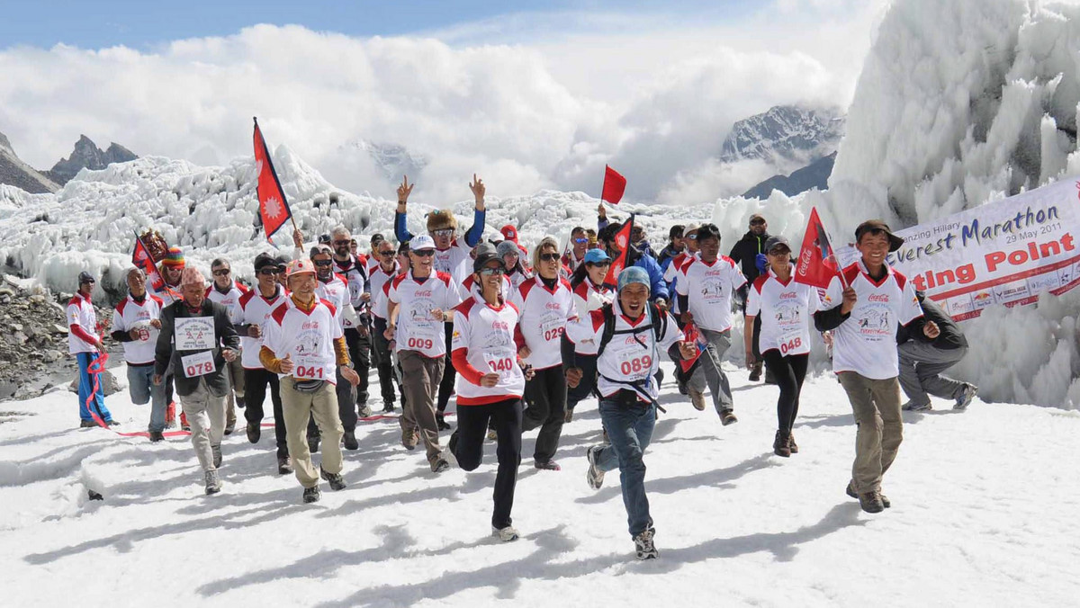 W środę do kraju wróciła ekipa AWF Katowice, która wzięła udział w niedzielnym Mount Everest Marathon. Sylwia Jaśkowiec, biegaczka narciarska AZS AWF Katowice, ustanowiła rekord trasy w kategorii zawodników zagranicznych - 5:34.06.