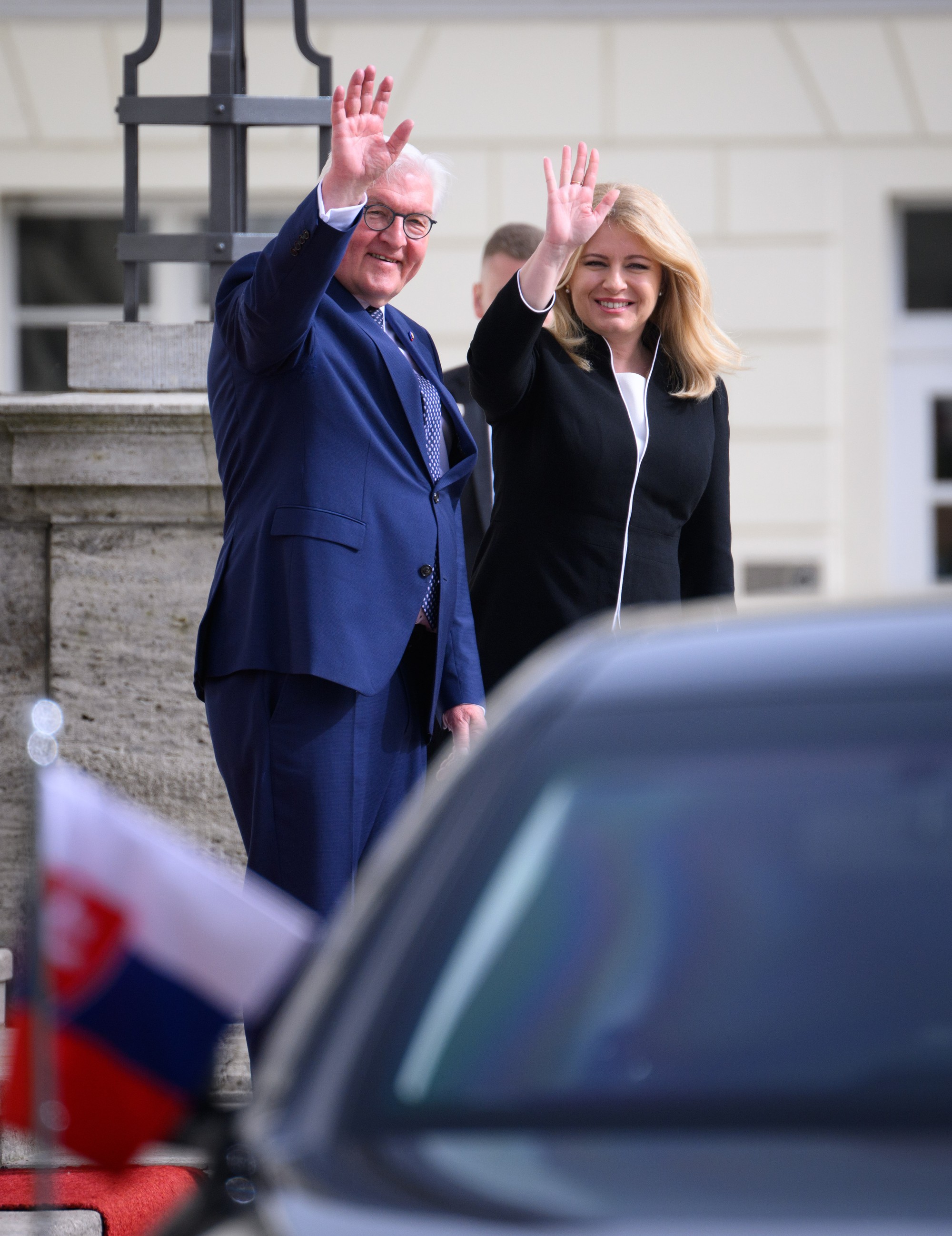 Nemecký prezident Frank-Walter Steinmeier a slovenská prezidentka Zuzana Čaputová počas prehliadky čestnej stráže v rámci jej návštevy Nemecka.