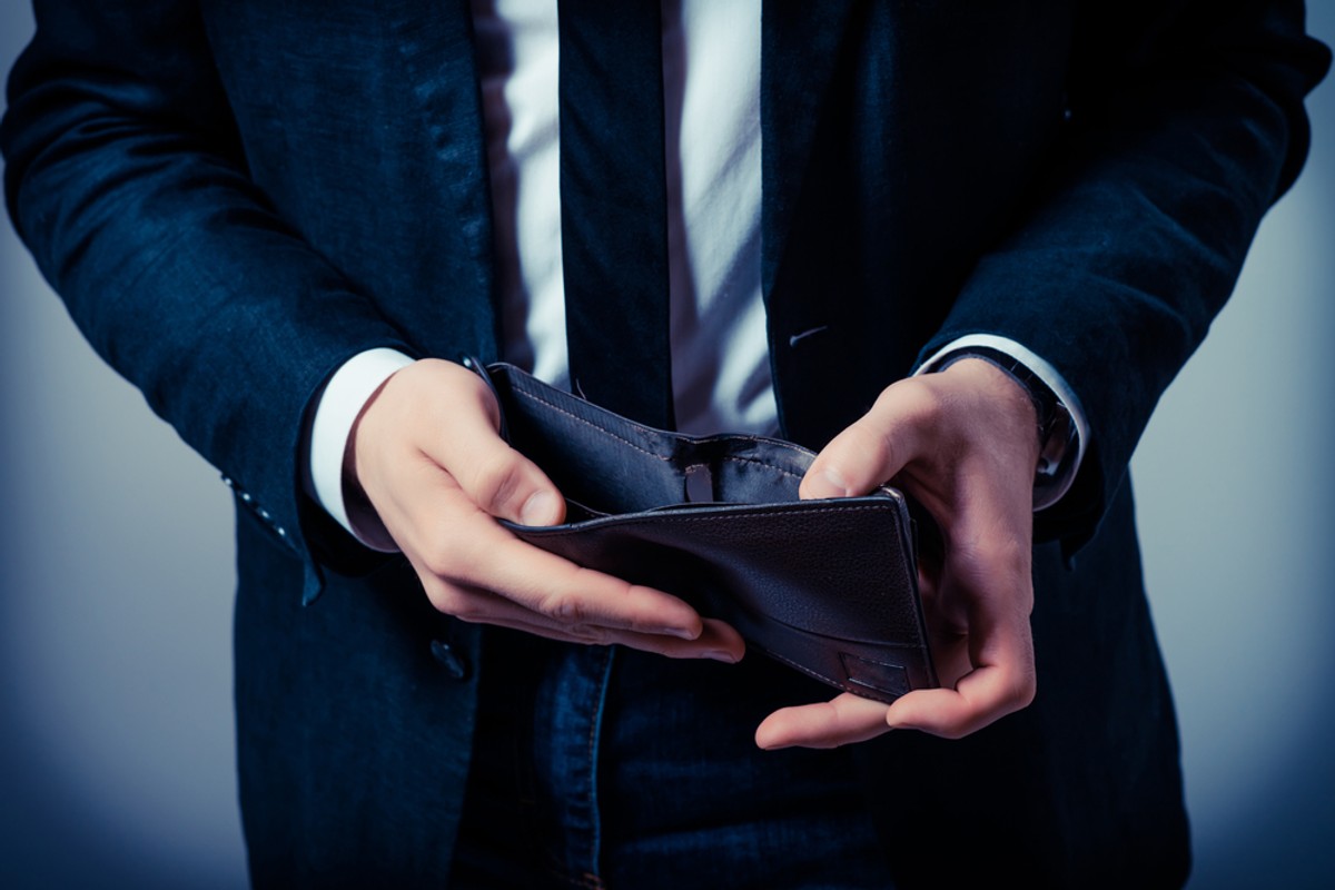 Charles Ponzi, Securities Exchange Company – pierwsza piramida finansowa na wielką skalę Zbudowana przez niego piramida pochłonęła około 3 mln USD. Włoch wpadł na pomysł finansowego przekrętu, w momencie gdy odebrał od znajomych z Hiszpanii przesyłkę zawierającą pocztowy międzynarodowy kupon zwrotny, który można było wymienić na amerykańskie znaczki pocztowe – znacznie droższe od kuponów. Pozyskanym inwestorom oferował 50-proc. zysk w czasie 45 dni.