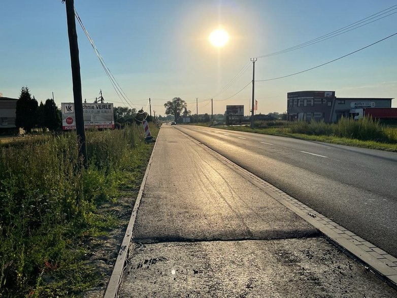 Budowa ścieżki rowerowej - Ćwiklice, odcinek na wysokości restauracji Pod Jemiołą - 05.08.2022 - autor: pless.pl