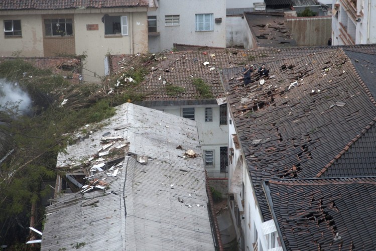 Zniszczone budynki na które spadła cessna z kandydatem na prezydenta Brazylii Eduardo Camposem