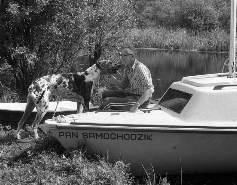 Zbigniew Nienacki na łodzi nazwanej na cześć Pana Samochodzika, 1985 r.