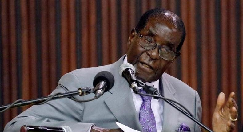 Zimbabwe's President Robert Mugabe addresses the decision making body of his ruling ZANU PF party in Harare, Zimbabwe, September 9, 2016. 