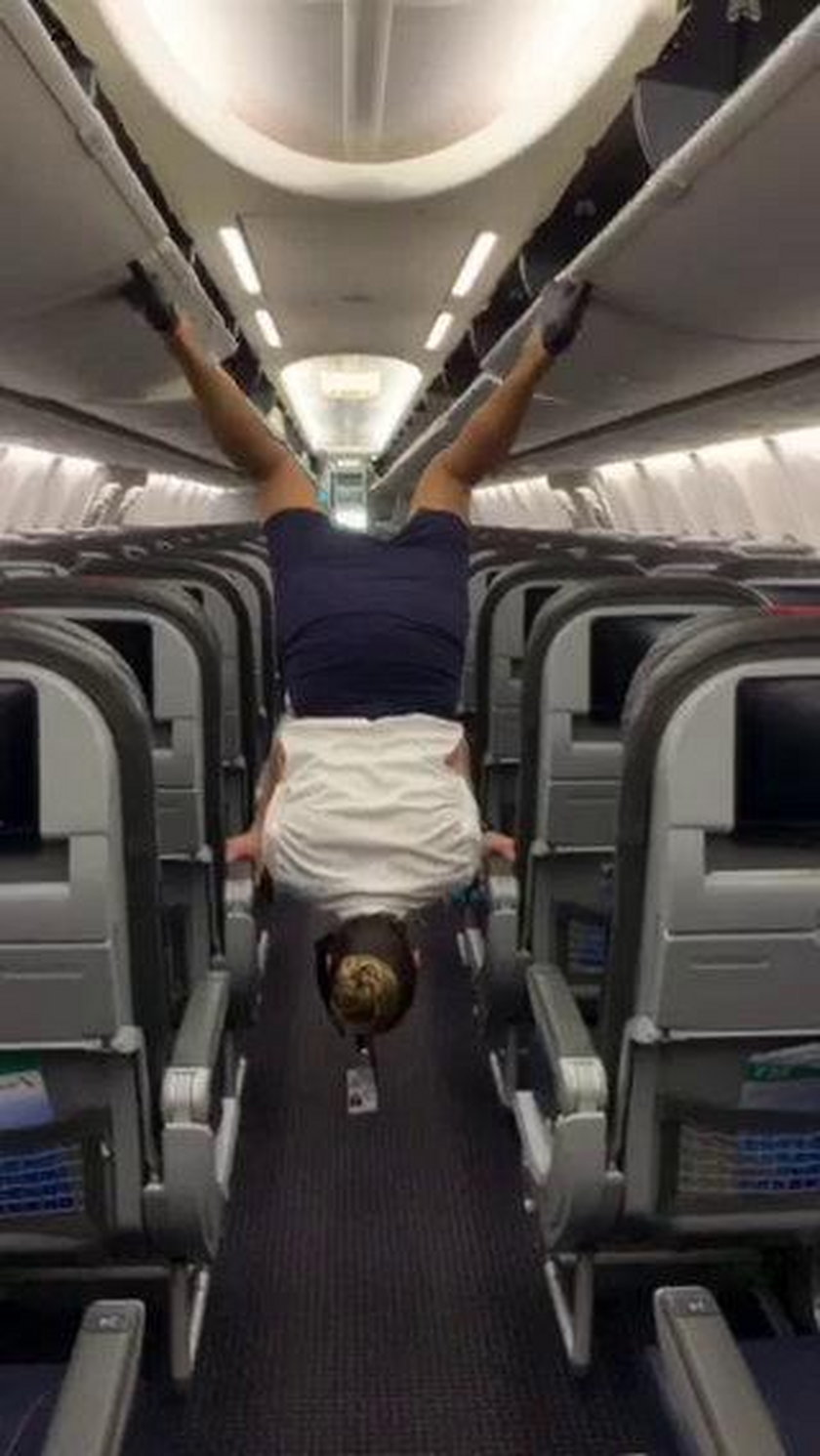 Niezwykły talent stewardesy. Robi to za pomocą nóg