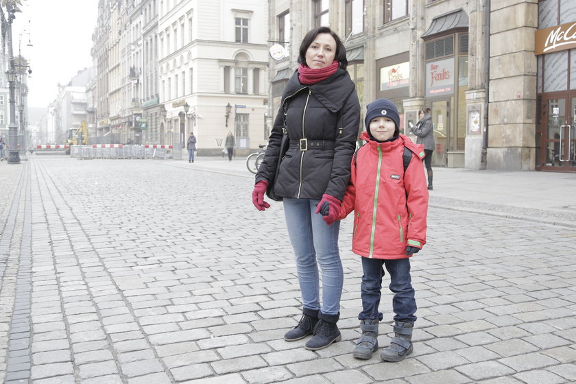 Mama przedszkola wraz ze swoim dzieckiem na wrocławskim Rynku