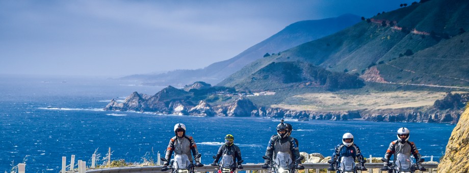 Jedną z największych atrakcji kalifornijskiej eskapady jest przejazd autostradą Pacific Coast Highway, która ma ponad 1000 km długości i wije się nad Oceanem Spokojnym 