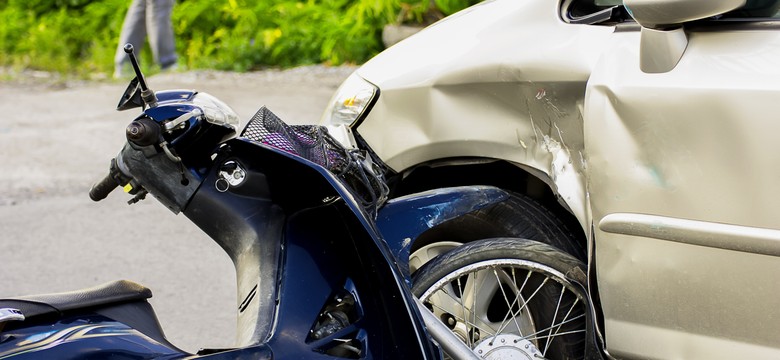 Skręcała na swoją posesję, kiedy w jej samochód nagle uderzył motocykl