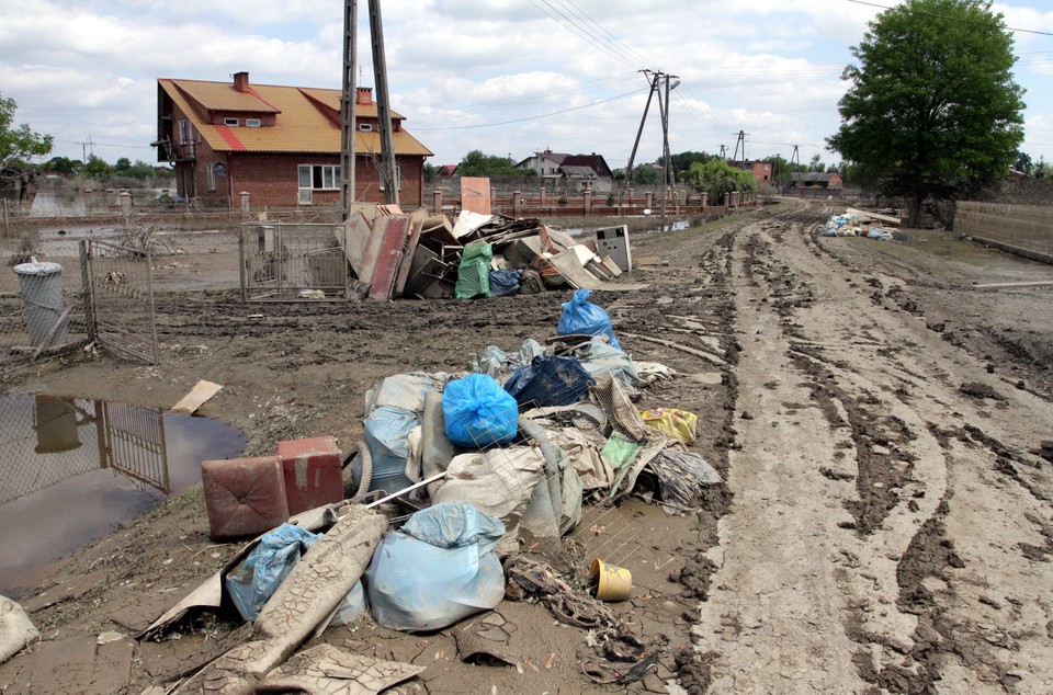 SANDOMIERZ POWÓDŹ SKUTKI SPRZĄTANIE