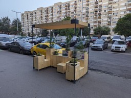 Drewniane konstrukcje w Krakowie zamiast drzew. Mają chronić przed upałami. W sieci zawrzało