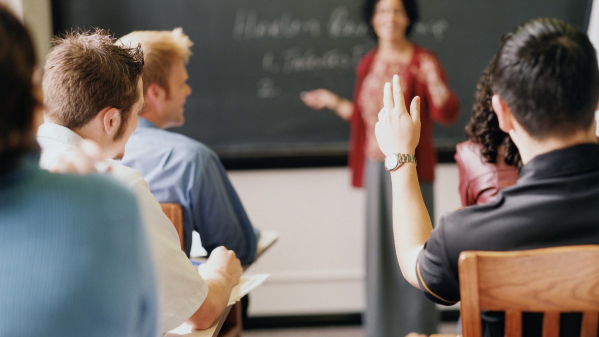 Trwa rekrutacja uzupełniająca na UwB. Na chętnych czeka około 500 wolnych miejsc na 15 kierunkach studiów stacjonarnych pierwszego stopnia. Kandydaci, który chcą podjąć studia na Uniwersytecie w Białymstoku, mogą rejestrować się od 27 lipca.