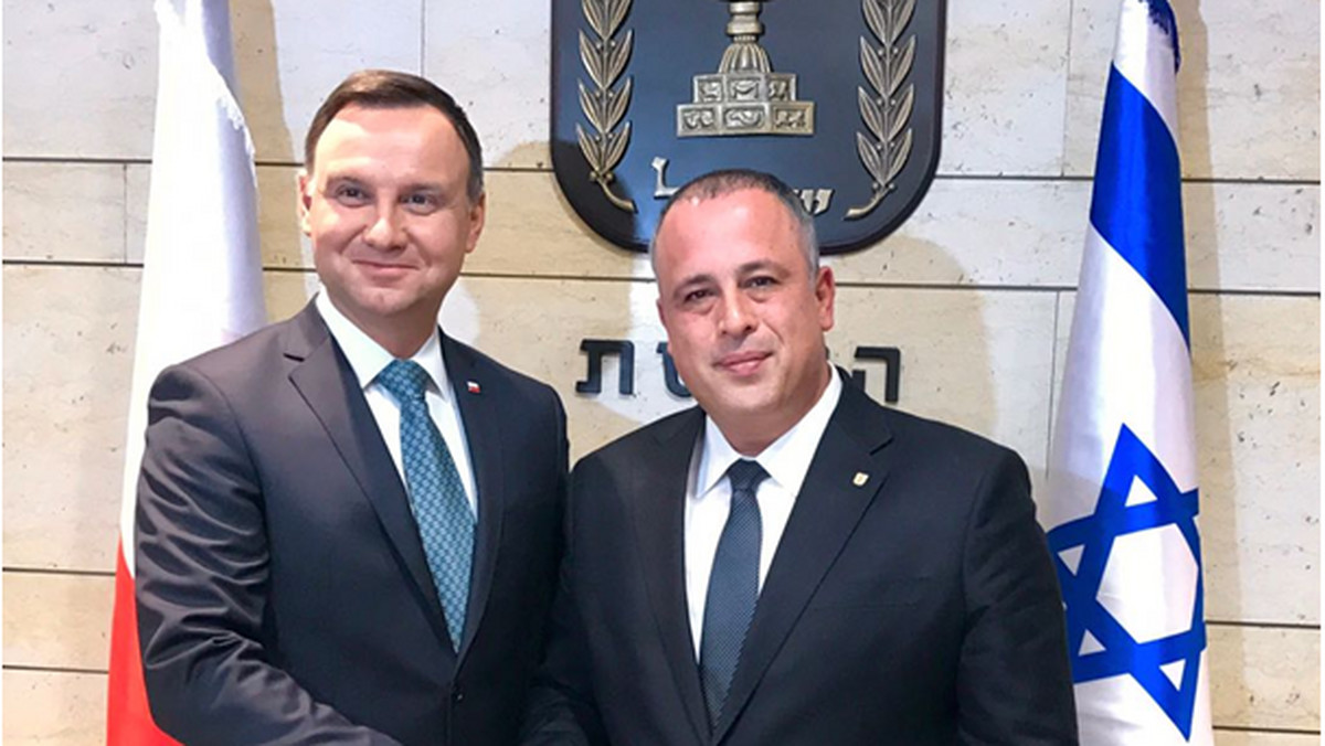 Przewodniczący polsko-izraelskiej grupy w Knesecie Yehiel Hilik Bar spotkał się dziś z prezydentem Andrzejem Dudą. Rozmowy miały miejsce w czasie oficjalnego przyjęcia w domu izraelskiego prezydenta Reuvena Rivlina oraz w czasie długiego i merytorycznego spotkania razem z przewodniczącym Knesetu Yulimem Edelsteinem.
