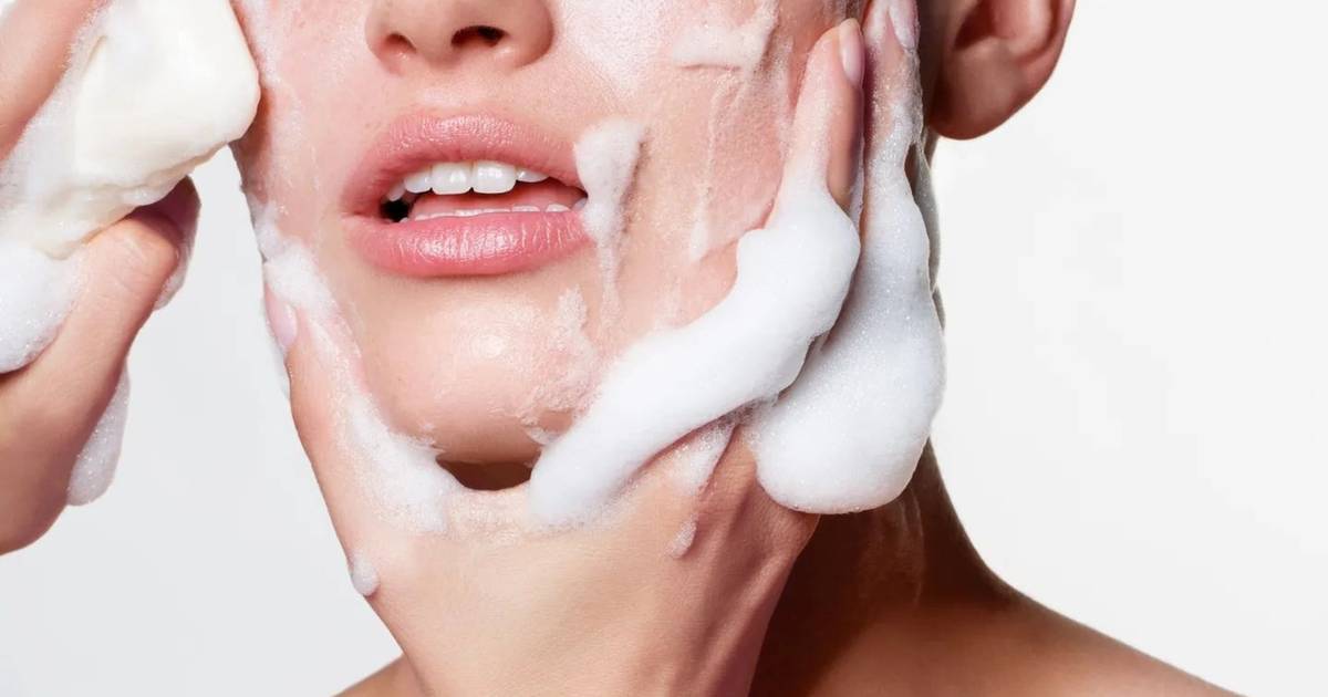 3-kolorowa pasta do mycia twarzy oczyszcza cerę do "skrzypu". Wycisza zmiany, usuwa filtry przeciwsłoneczne i makijaż