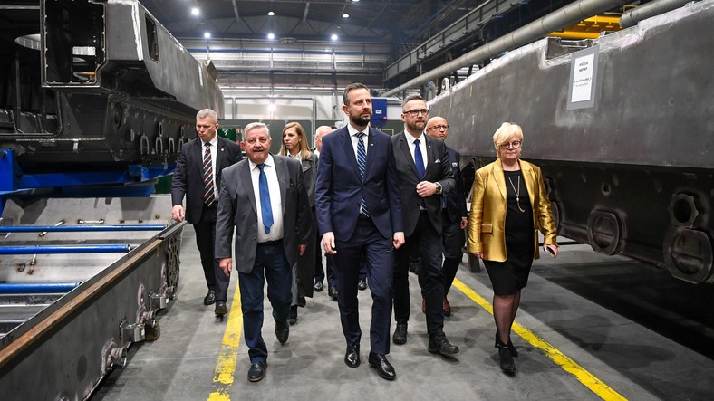 Minister obrony narodowej Władysław Kosiniak-Kamysz w trakcie wizyty w Hucie Stalowa Wola zwiedził halę produkcyjną.