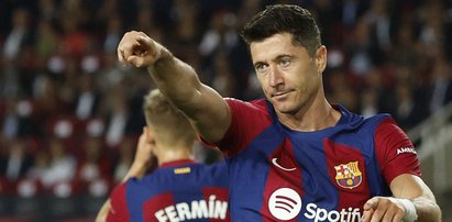 Samobój legendy futbolu uratował Barcelonę! Nieskuteczny Lewy [WIDEO]