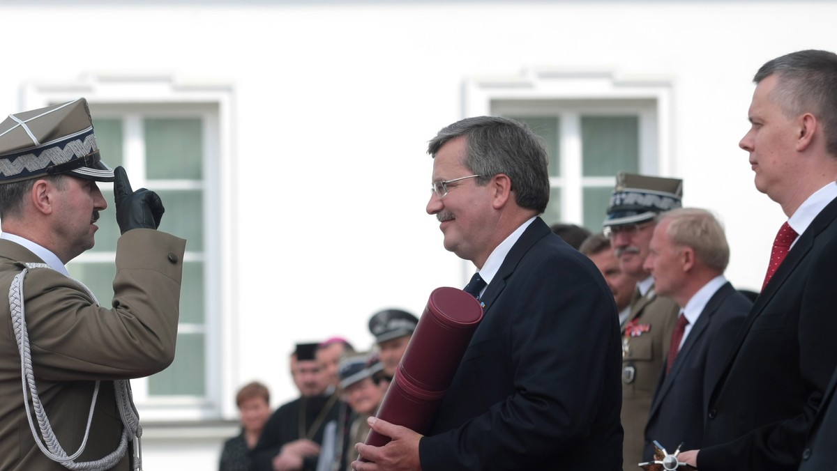 Siły zbrojne to jeden z filarów państwa - powiedział prezydent Bronisław Komorowski, który z okazji święta Wojska Polskiego na dziedzińcu Belwederu wręczył nominacje generalskie oraz ordery i odznaczenia państwowe i wojskowe. - Armia, także w warunkach państwa demokratycznego, a może właśnie w sposób szczególny w warunkach państwa demokratycznego i niepodległego, jest istotnym kośćcem całego państwa. To jest jeden z filarów, na którym opiera się nie tylko bezpieczeństwo nas wszystkich, ale również opiera się cały gmach państwowy - podkreślił prezydent podczas uroczystości.