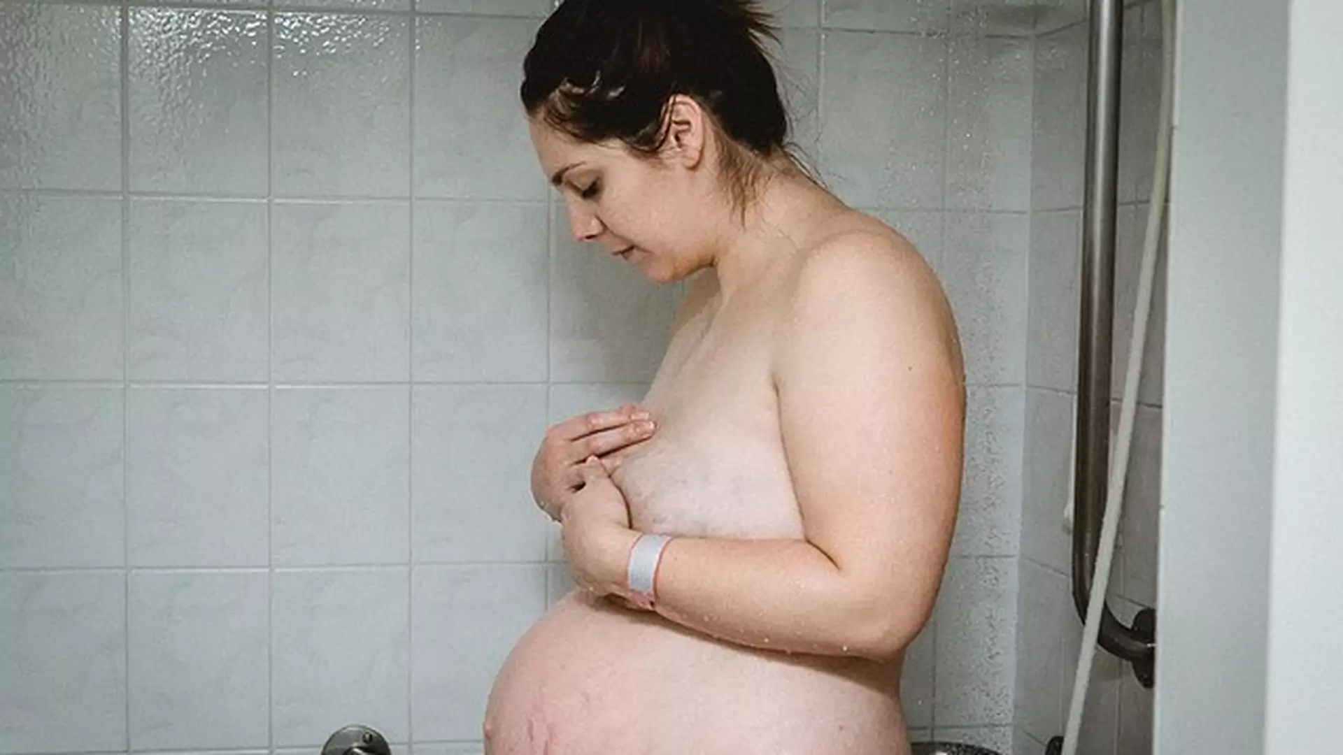 Po porodzie "patrzy w dół i nadal widzi ciążowy brzuch" - zdjęciem podbija serca mam