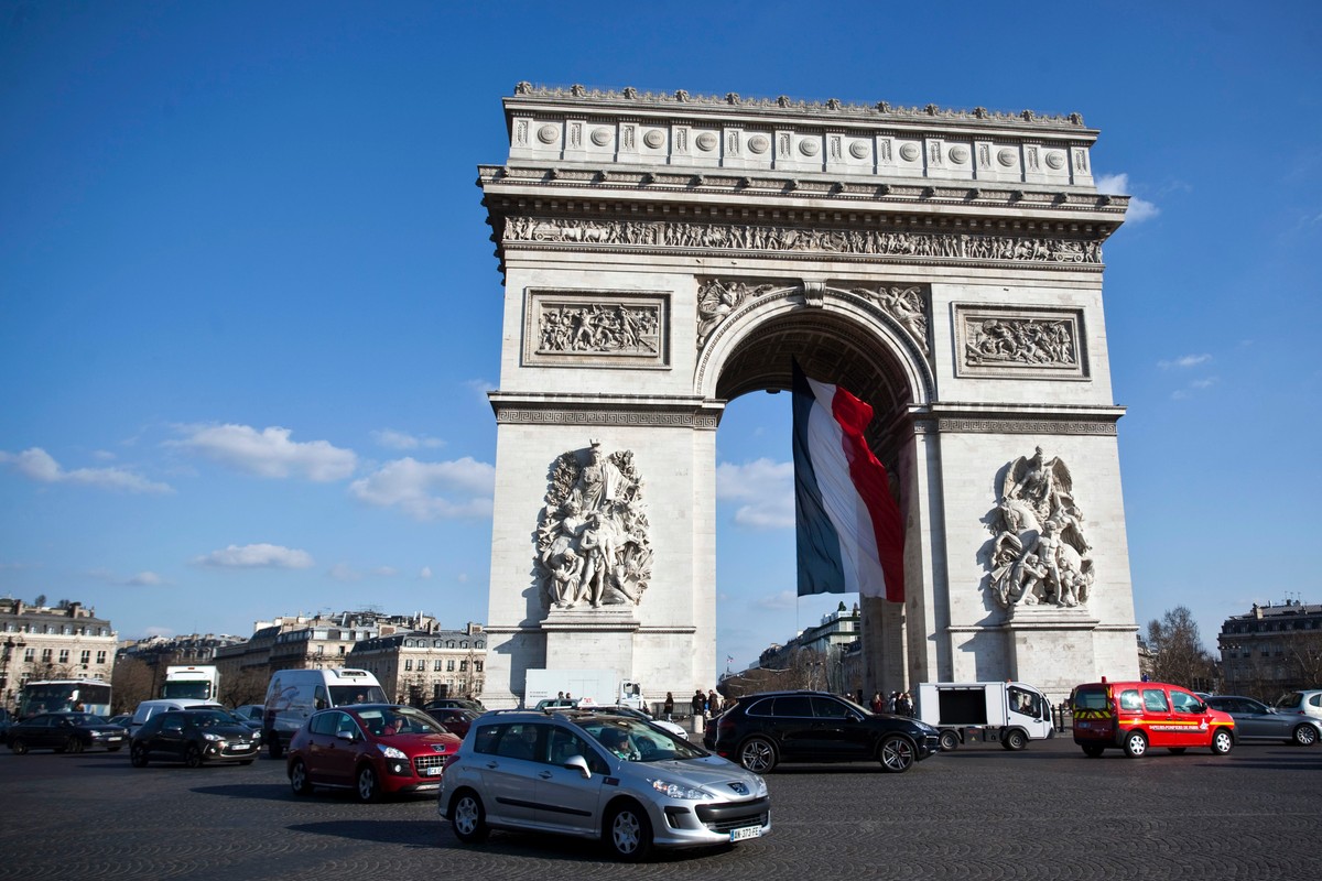 Zastraszanie imigrantów podczas stanu wyjątkowego we Francji, fot. Balint Porneczi/Bloomberg