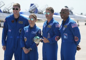 Posada "Artemisa II" (L-D): Džeremi Hensen, Kristina Kok, Rid Vajzmen i Viktor Glover u Svemirskom centru "Kenedi" 27. marta