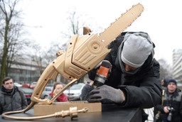 Jan Szyszko otrzymał złotą piłę od Partii Razem. "Minister środowiska jest odpowiedzialny za rzeź drzew"