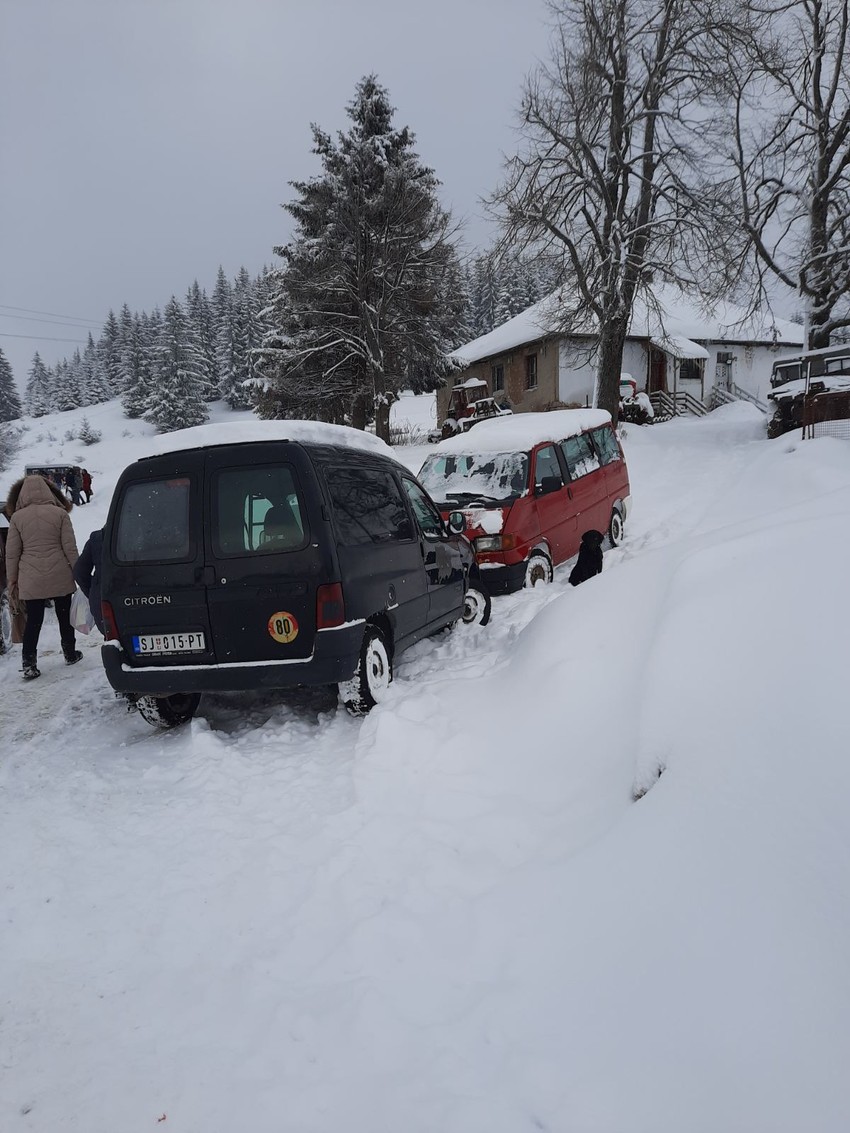 Vozilo kojim putuju đaci i nastavnici zaglavljeno u snegu