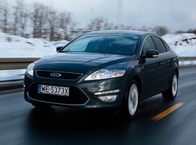 Jeżdżąc fordem mondeo mieliśmy dziwne wrażenie, że ujawnia się u nas rozdwojenie jaźni, a wszystko za sprawą mieszanych uczuć jakie wywoływał. Rozpływanie się nad jego zaletami w trasie przeplatało się z rozdrażnieniem jego nieporęcznością w zatłoczonym mieście