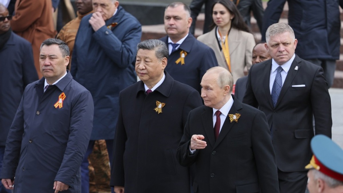 Robert Fico (D) sa Vladimirom Putinom, Sijem Đinpingom (C) i Sadirom Žaparovim (L) na paradi u Moskvi 9. maja 2025.