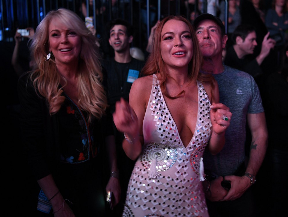 Kuszący dekolt Lindsay Lohan