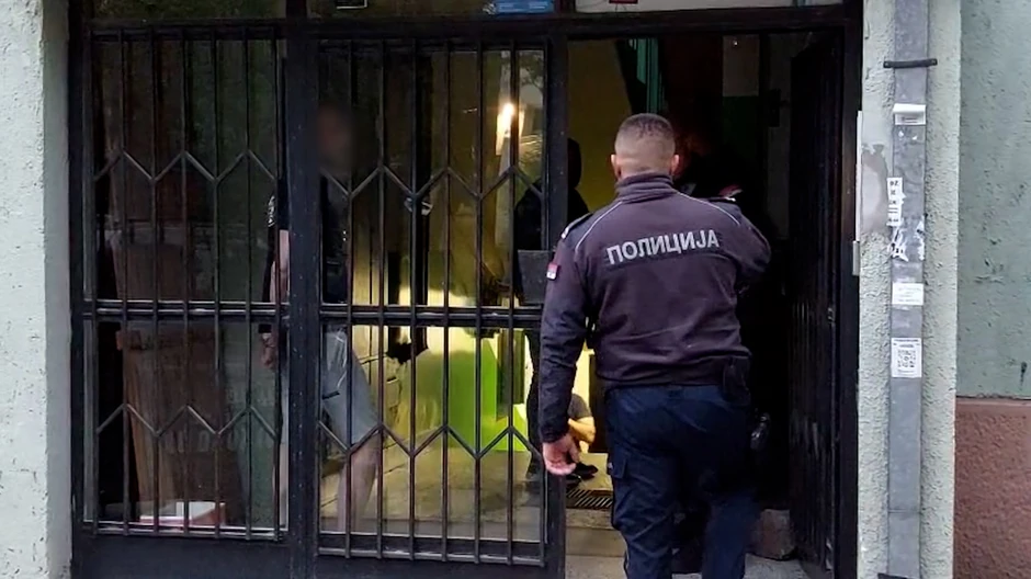 POK_Policija izvodi osumnjičenog za ubistvo žene u Novom Sadu_vesti_blic_safe_ti_vp jpeg.jpg