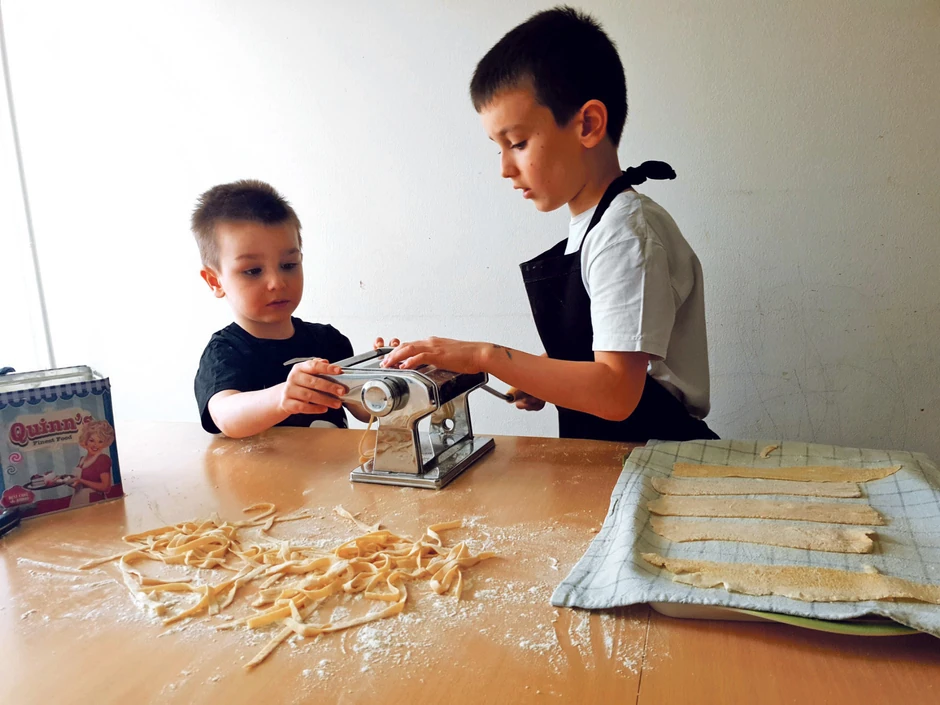 U porodici Pataki, Luka i Viktor su bili zaduženi za spremanje taljatela. Mama i tata kažu da su se pokazali kao zahvalni pomoćnici. Nosili su i kecelje