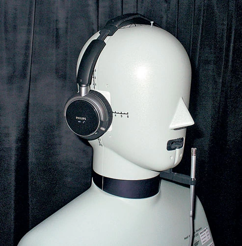 Do pomiary jakości odtwarzania dźwięku użyto sztucznej głowy firmy Bruel & Kjaer, w której zamontowano dwa skalibrowane mikrofony
