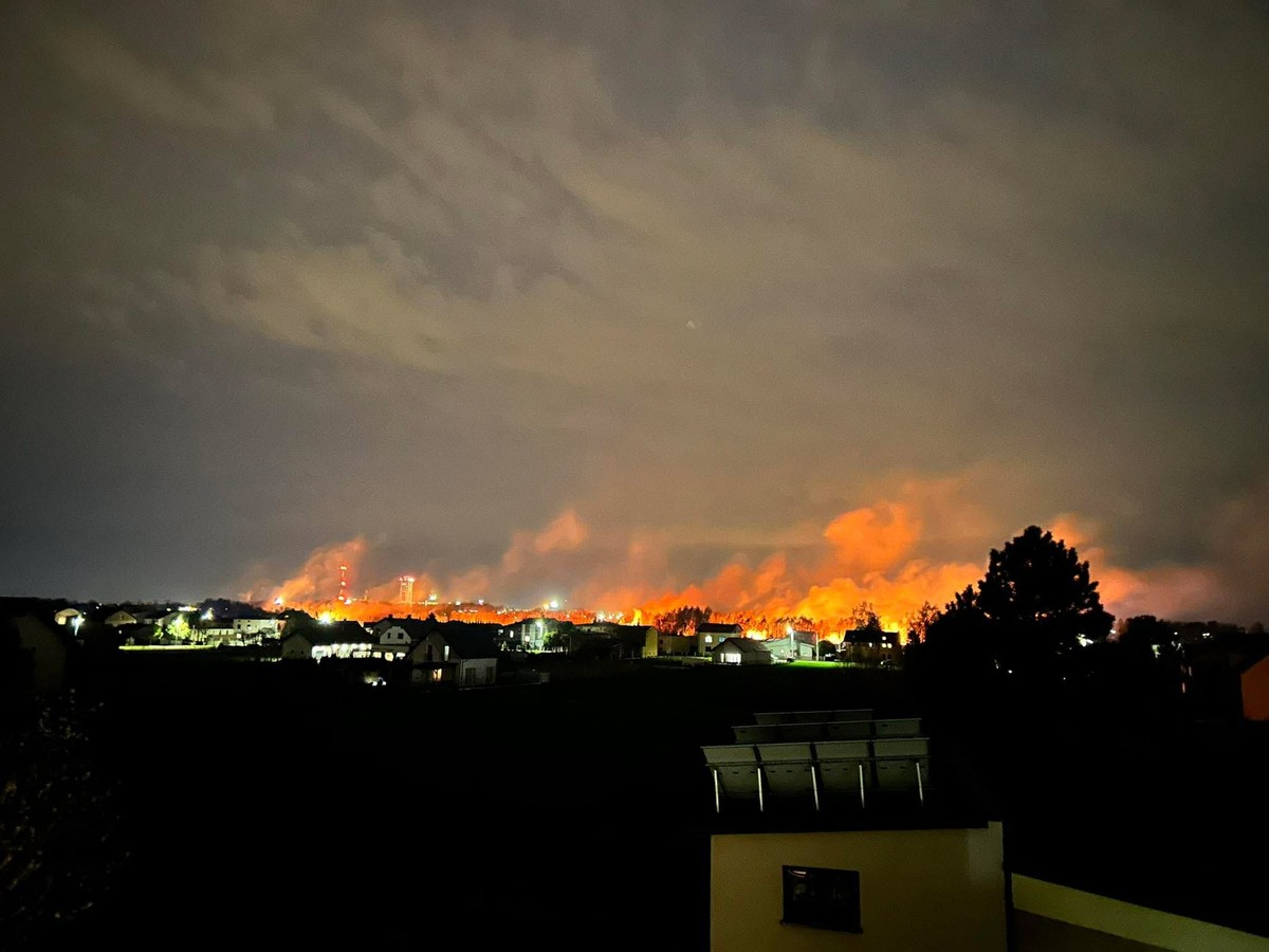 Pożar strawił 11 hektarów. Płonienie i dym widać z daleka. Strażacy walczą z żywiołem