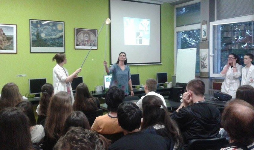 Učenici sa nastavnicom hemije Anitom Stojičevski izvode hemijske eksperimente