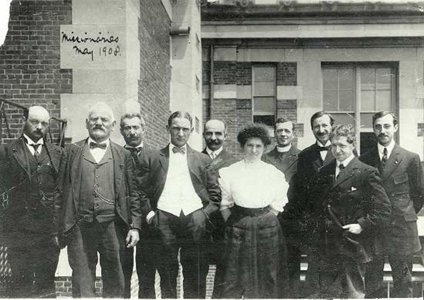 Maj 1908: Grupa doseljenika ispred glavne zgrade na Elis Ajlendu