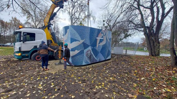 Toaleta na Pawłowicach, która właśnie stanęła przy tamtejszym jeziorze, przykuwa uwagę mozaiką z kąpiącymi się postaciami. Nie bez przyczyny.