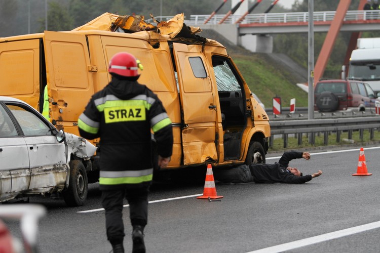 Pozorowany wypadek. Ćwiczenia służb ratownicznych na autostradzie A4