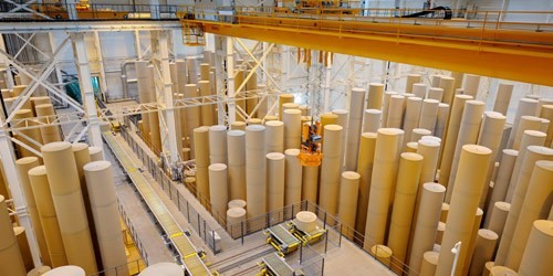 Ta inwestycja była największą w Polsce w 2008 r., w dodatku, w niełatwym okresie rozpoczynającego się kryzysu. <br> Firma Mondi Packaging Paper postanowiła zainwestować 280 mln euro, czyli ok. 1,2 mld zł w modernizację swojej fabryki w Świeciu i budowę maszyny do produkcji makulatury. Inwestycja w województwie kujawsko-pomorskim przynieść miała kolejne 140 miejsc pracy. <br> Ta inwestycja to przykład wygranego wyścigu o inwestora w konkurencji z Czechami. Na pozytywną decyzję firmy złożyła się zgoda Ministerstwa Gospodarki na rozciągnięcie na teren fabryki Mondi Pomorskiej Specjalnej Strefy Ekonomicznej, a także plany budowy nowych dróg. W efekcie inwestycji, na którą  źródła finansowania koncern szukał nawet w Europejskim Banku Inwestycyjnym, w Świeciu stanęła m. in. maszyna do produkcji niskogramaturowego papieru makulaturowego do wytwarzania tektury falistej o wydajności do 470 tys. ton rocznie.  <br> 
Firma kontynuuje inwestycje w zakładzie. W lutym tego roku wmurowano akt erekcyjny pod budowę nowego kotła sodowego i turbiny. Budowa jest warta 163 mln euro, otwarcie przewidziano na trzeci kwartał 2015 r. 

W fabryce Mondi w Świeciu. Źródło: materiały prasowe