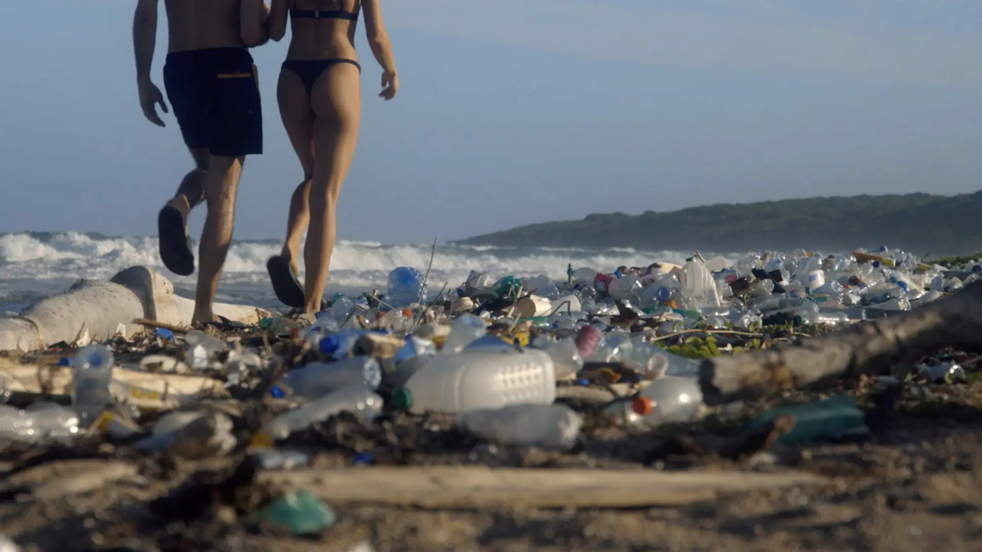 Pornhub wyczyści oceany. Seks na plaży pełnej plastiku w akcji "The Dirtiest Porn Ever"